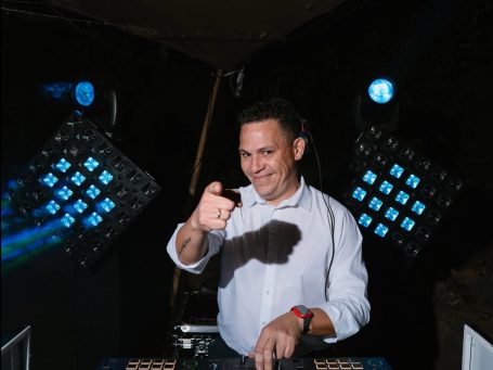 Boda Colombo DJ sonriendo en boda