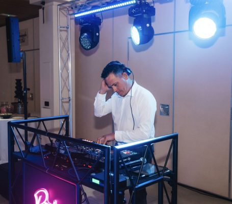 Dj DJ mezclando música en boda